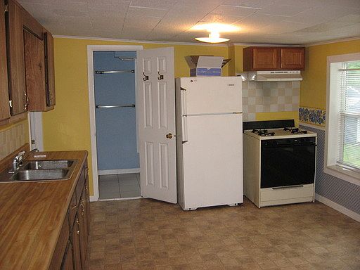 2nd image of 505 1/2 Dewey Ave