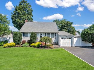 65 Kobb Blvd, West Islip, NY 11795