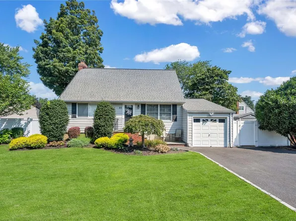 65 Kobb Boulevard, West Islip, NY 11795