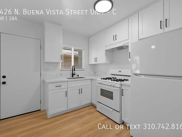 2426 N Buena Vista St #C — Photo 2