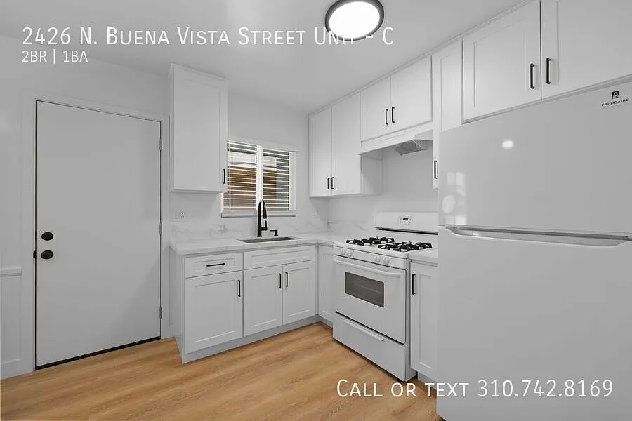 Building Photo - 2426 N Buena Vista St #C