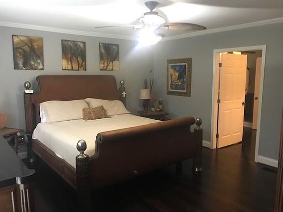 3rd image of 632 Dixon Dr