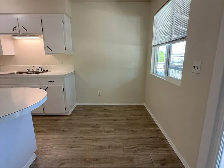 102 Oak Grove Rd — Photo 4