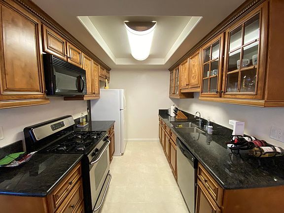 4th image of 835 N Croft Ave #203-A