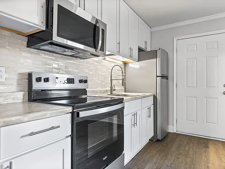 Edgewater Apartments — Photo 18