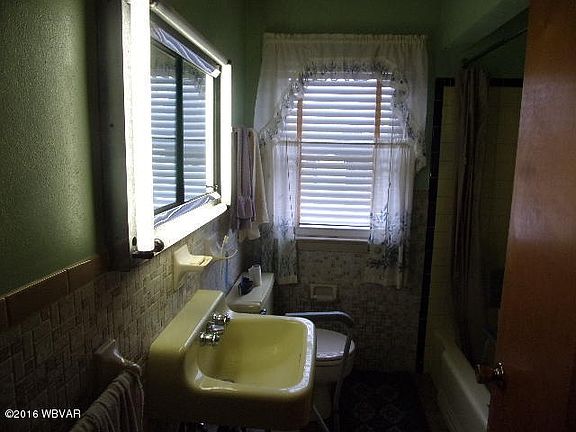5th image of 411 Willow St