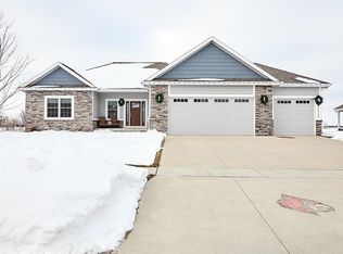 285 NW 8th St, Earlham, IA 50072