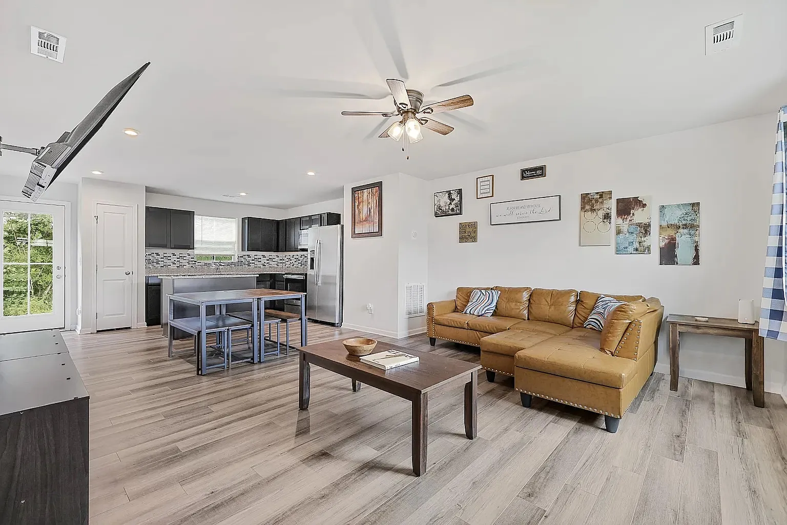 3 bed, 1480 sqft, $2,200 — Photo 2