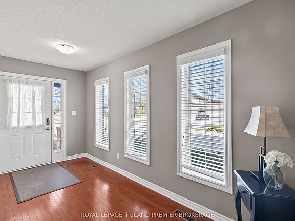 3rd image of 492 Sunnystone Rd