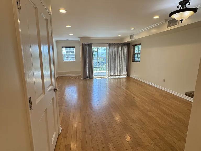 2301 Roscomare — Photo 21
