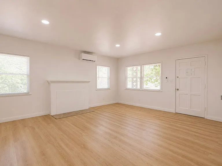 4723 Arlington Ave — Photo 3