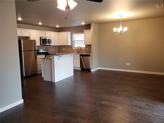 2nd image of 2805 Lakewood Dr