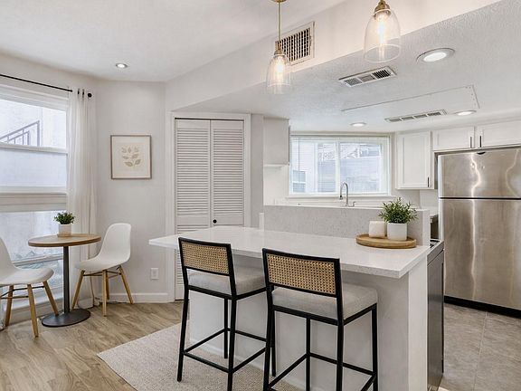 4th image of 1500 Woodlawn Blvd #105