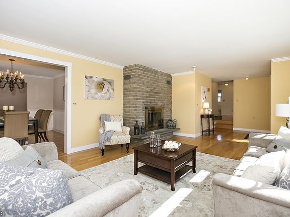 4th image of 20 Crestview Dr