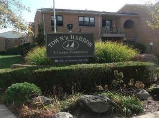 47 Hampton Pl APT 13A, Freeport, NY 11520