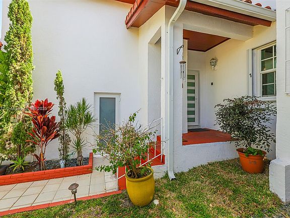 4th image of 20979 SW 84th Ct