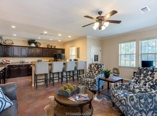 101 Deacon Dr W, College Station, TX 77845