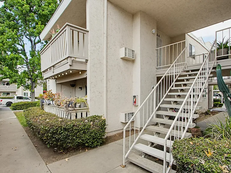 512 Sandalwood Pl — Photo 1