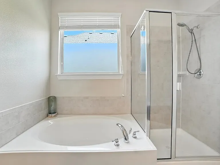 2404 Sabine Cir — Photo 20