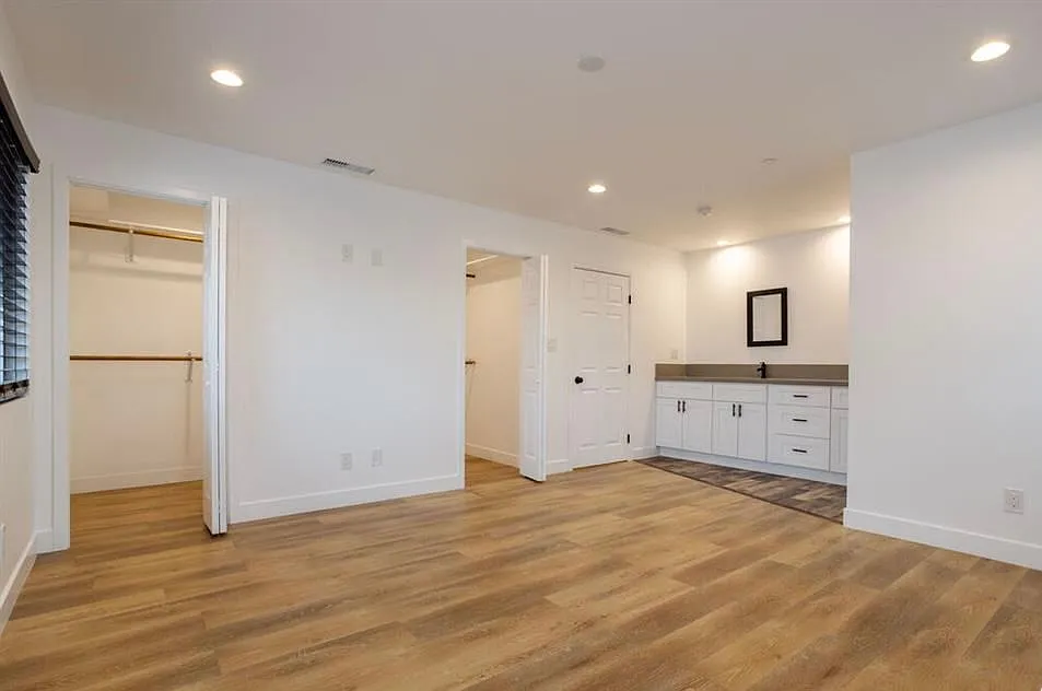 4 bed, 3.0 bath, 2215 sqft, $4,500 — Photo 2