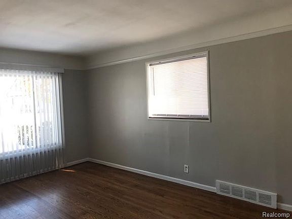 5th image of 23028 Maxine St