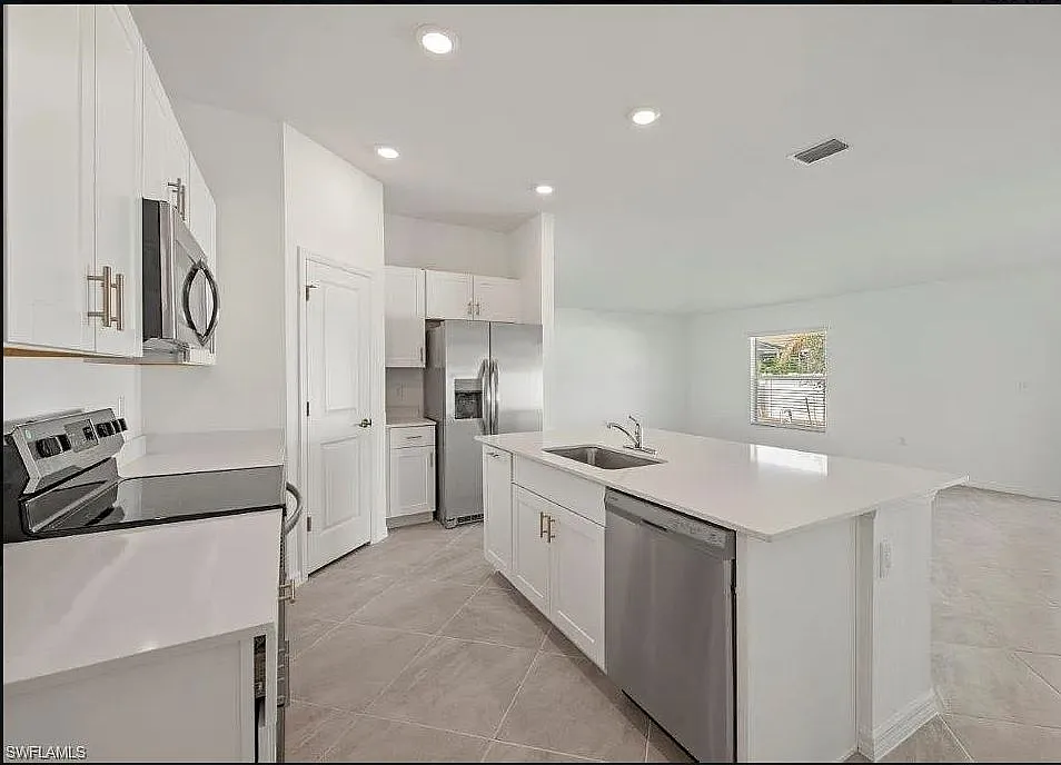 1700 NE 6th Pl — Photo 2