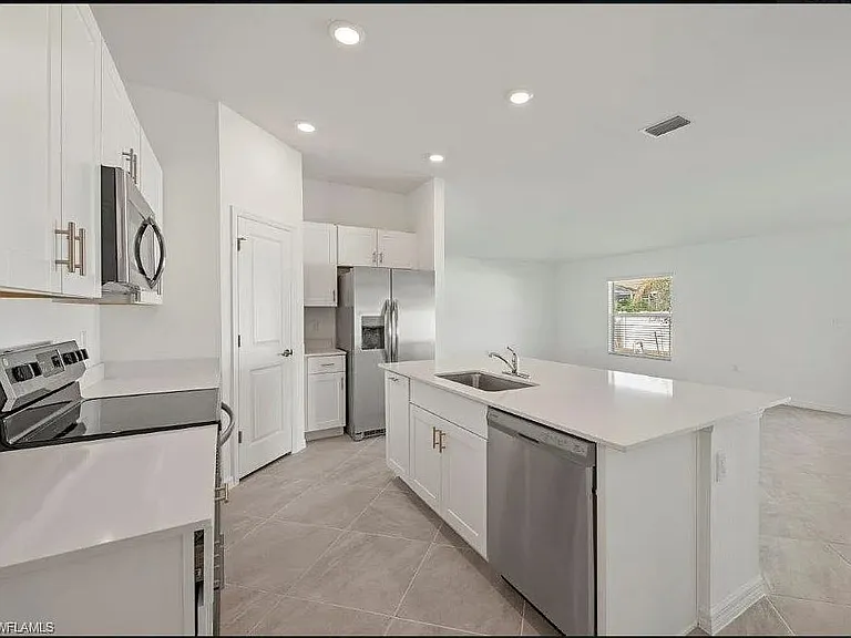 1700 NE 6th Pl — Photo 2