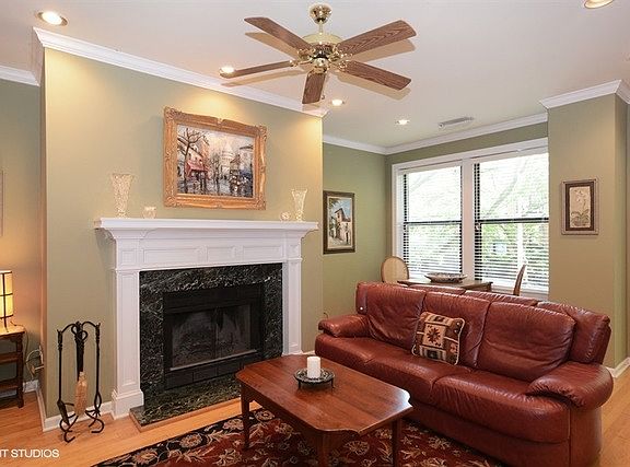 3rd image of 910 W Ainslie St APT 2W