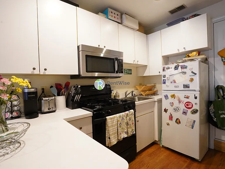 550 E 3rd St #1 — Photo 6