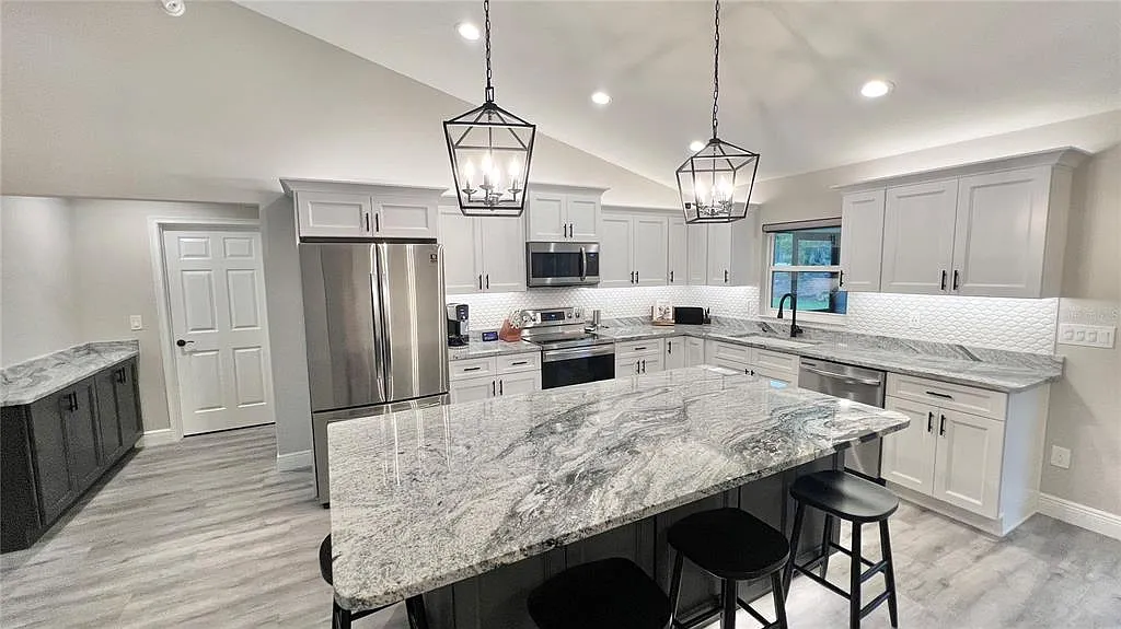 3 bed, 2.0 bath, 1474 sqft, $3,300 — Photo 4
