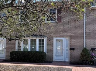 9 Meadowlawn Dr, Mentor, OH 44060