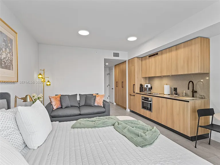 121 NE 5th St #504 — Photo 9