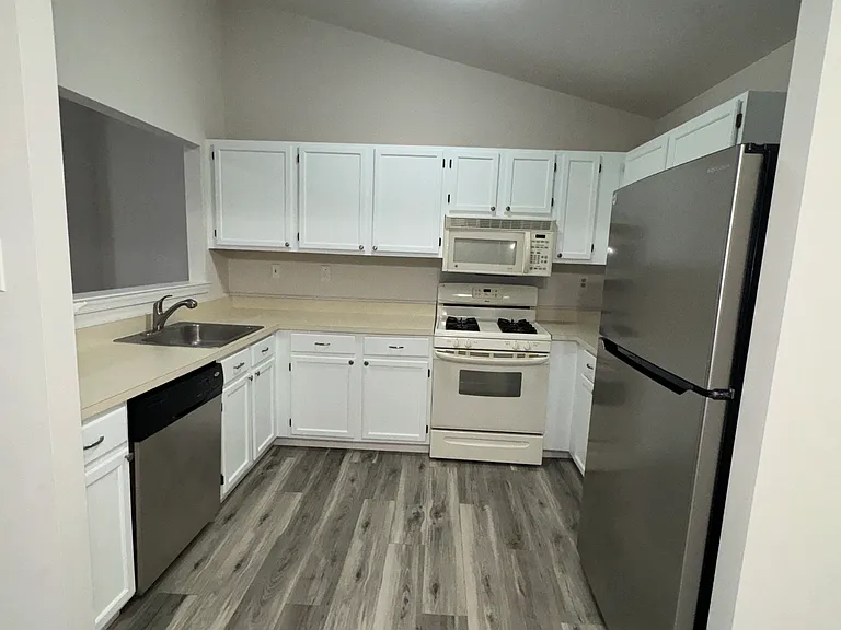 4834 Hawthorne Ln — Photo 6