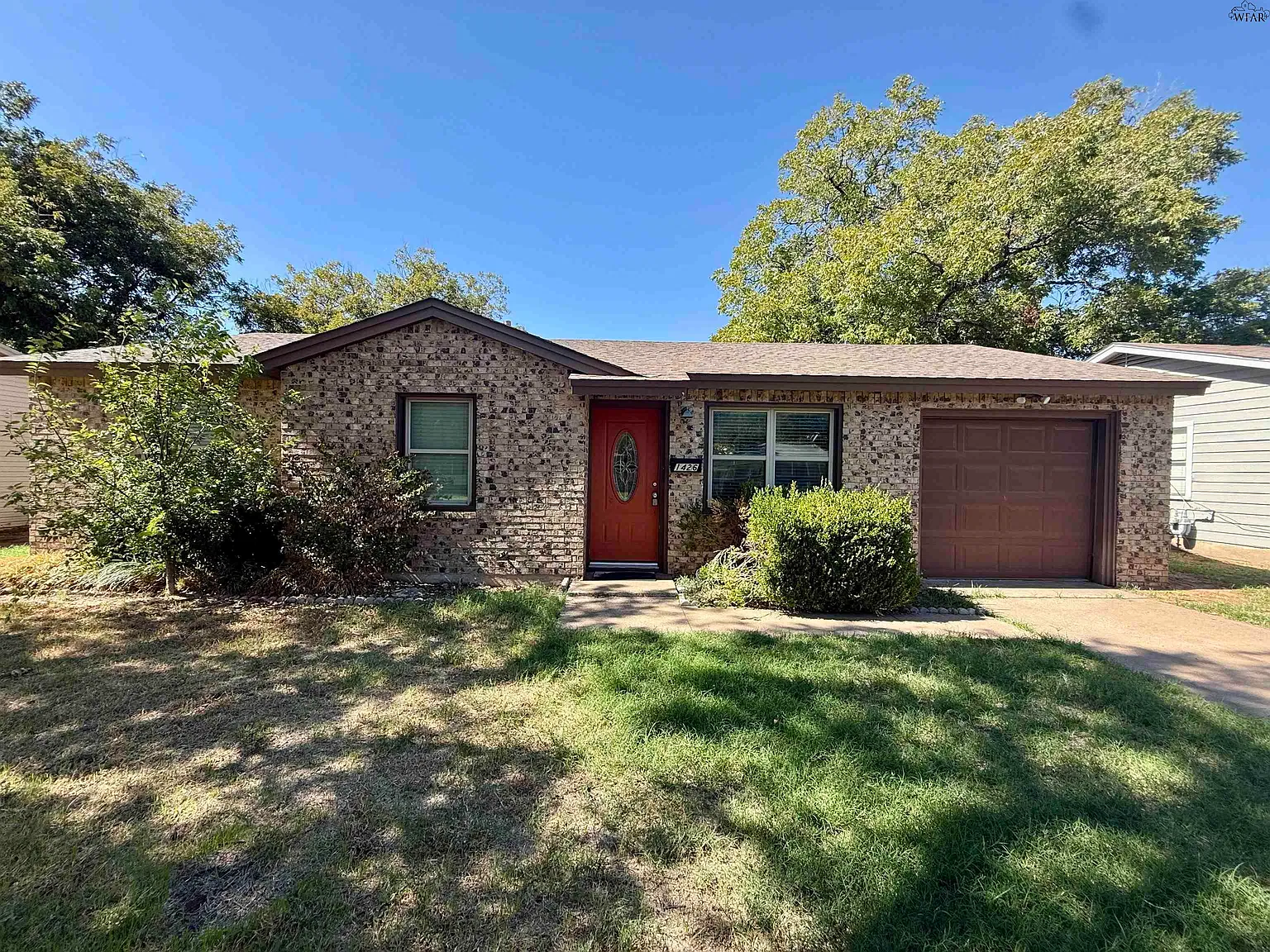 3 bed, 1.0 bath, 943 sqft, $1,300 — Photo 1