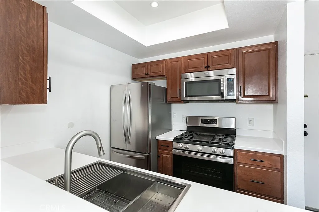 2 bed, 862 sqft, $2,700 — Photo 3
