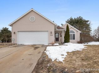 729 Pine Ridge Dr, Belding, MI 48809