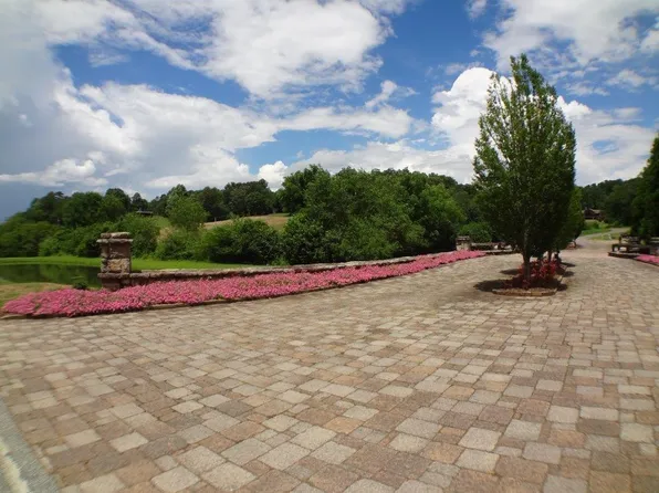 16 Porter Creek Dr, Franklin, NC 28734