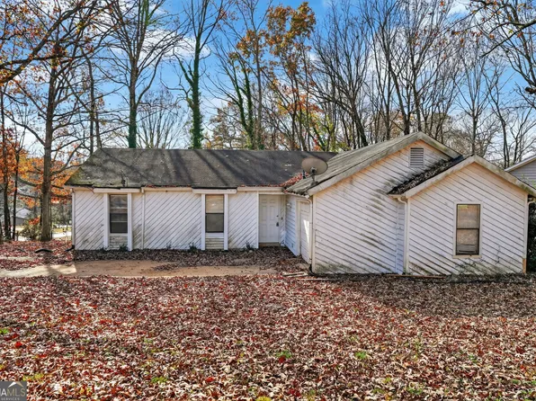868 Greenhedge Dr, Stone Mountain, GA 30088