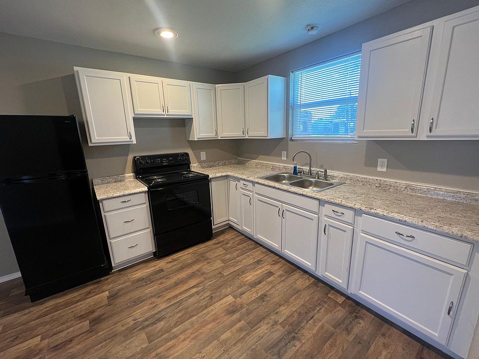 1st image of 907 S Bullock Ct