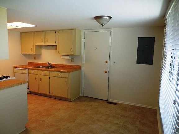 4th image of 1425 Sacramento Dr
