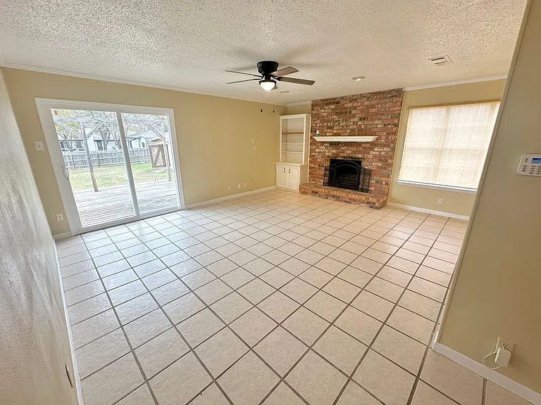 214 Timberline St — Photo 4