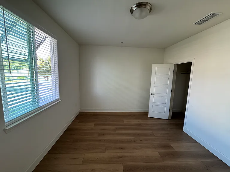 Bedroom w/closet