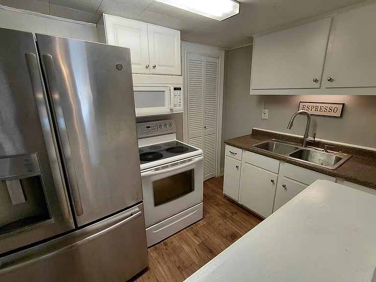 115 1/2 Cole St — Photo 7