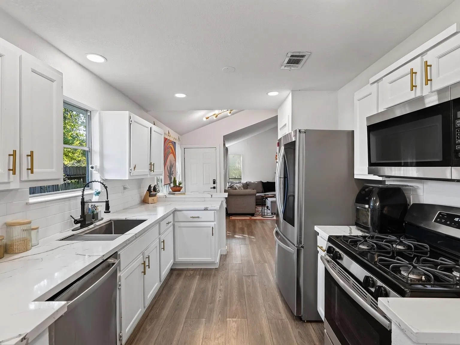 4 bed, 2.0 bath, 1700 sqft, $1,825 — Photo 3