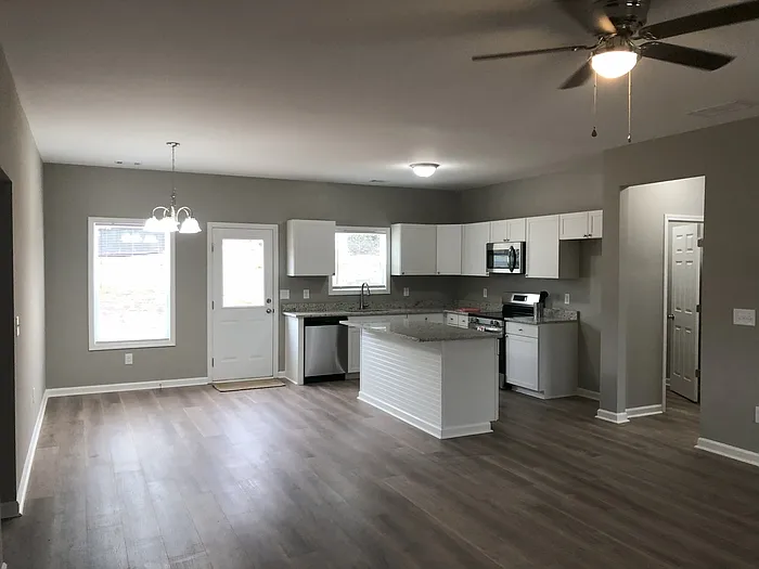 3 bed, 2.0 bath, 1455 sqft, $2,000 — Photo 2