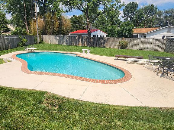 3rd image of 4212 Maintree Ct