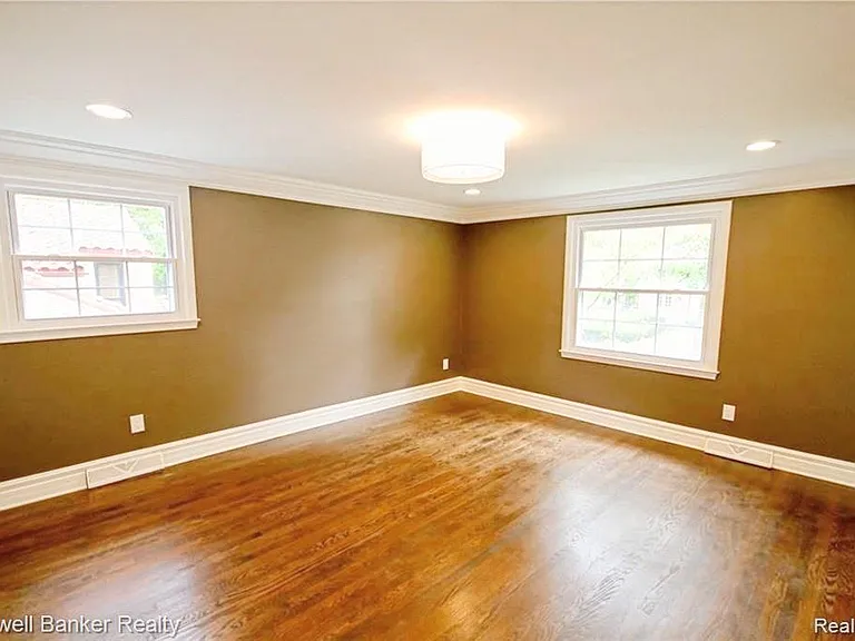 669 Mohegan St — Photo 19