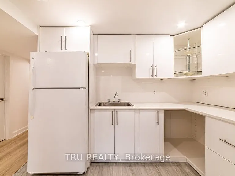 2424 Iris St #B — Photo 8