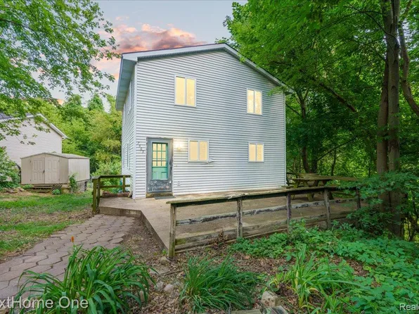 7469 Longworth Dr, Brighton, MI 48116