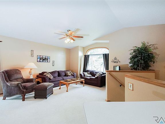 3rd image of 619 Hickory Ln